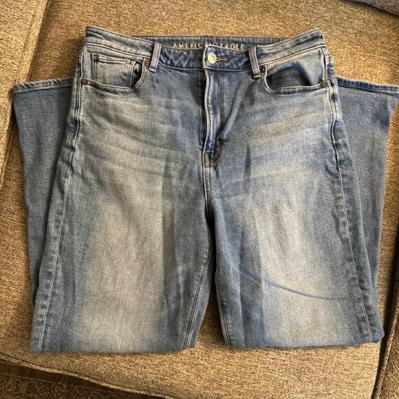 American Eagle mom jeans in 10 regular. - Picture 2 of 4